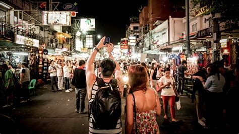 The Khao San Road Karaoke Clash – A Hilarious Night of Thai Pop Mayhem!